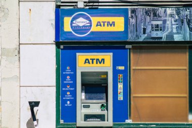 Lizbon 4 Ağustos 2020 'de Lizbon kıyı başkenti Lizbon sokaklarında bulunan bir ATM' nin görüntüsü ve Avrupa 'nın en eski ve çarpıcı şehirlerinden biri.