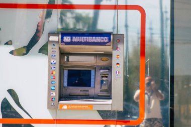 Lizbon 4 Ağustos 2020 'de Lizbon kıyı başkenti Lizbon sokaklarında bulunan bir ATM' nin görüntüsü ve Avrupa 'nın en eski ve çarpıcı şehirlerinden biri.