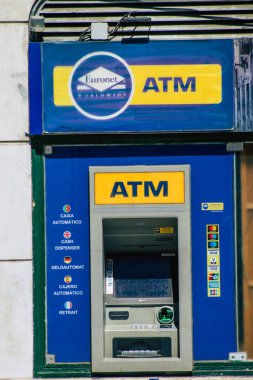 Lizbon 4 Ağustos 2020 'de Lizbon kıyı başkenti Lizbon sokaklarında bulunan bir ATM' nin görüntüsü ve Avrupa 'nın en eski ve çarpıcı şehirlerinden biri.