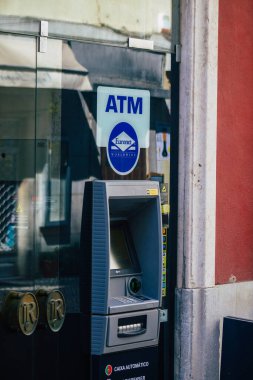 Lizbon 4 Ağustos 2020 'de Lizbon kıyı başkenti Lizbon sokaklarında bulunan bir ATM' nin görüntüsü ve Avrupa 'nın en eski ve çarpıcı şehirlerinden biri.