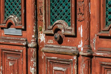 Lizbon 4 Ağustos 2020 Lizbon kıyı başkenti Portekiz 'de tarihi yapıların ön cephesinde bir kapı görülüyor ve Avrupa' nın en eski şehirlerinden biri olan Lizbon 'un merkezi.