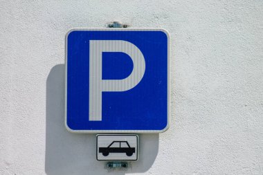 Lizbon 4 Ağustos 2020 'de Portekiz' in başkenti Lizbon 'un şehir merkezindeki karayolu kullanıcısına bilgi sağlamak için yolların kenarına ya da yukarısına sokak levhası ya da yol işareti dikildi.