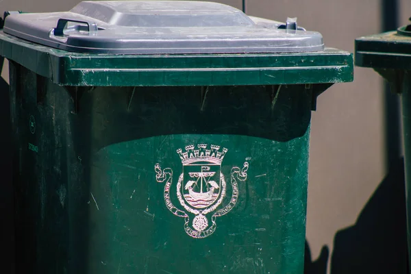 Lizbona Portugalia Sierpnia 2020 Zbliżenie Kontenera Śmieci Centrum Lizbony Pagórkowatej — Zdjęcie stockowe