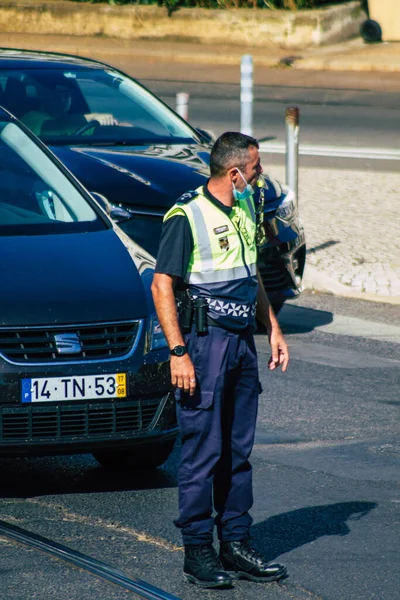 Lizbon Ağustos 2020 Lizbon Kıyı Başkenti Lizbon Sokaklarında Polis Memurunun — Stok fotoğraf