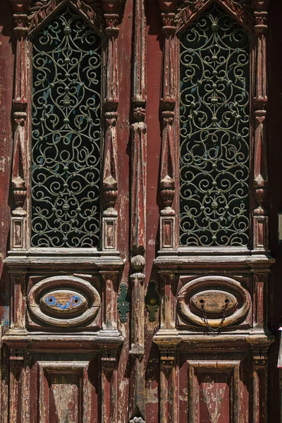 Lisboa Portugal Agosto 2020 Vista Uma Porta Fachada Antigos Edifícios — Fotografia de Stock