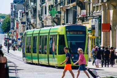Reims France 06 Ağustos 2020 Yolcular için modern bir elektrikli tramvay görüntüsü ve Fransa 'nın Grand Est bölgesinde bir şehir olan Reims toplu taşıma sisteminin bir parçası