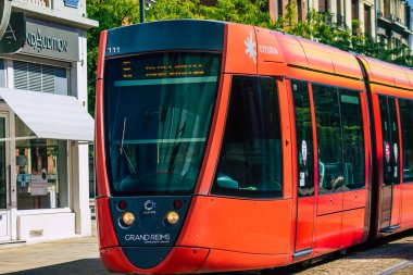 Reims France 06 Ağustos 2020 Yolcular için modern bir elektrikli tramvay görüntüsü ve Fransa 'nın Grand Est bölgesinde bir şehir olan Reims toplu taşıma sisteminin bir parçası