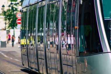 Reims France 06 Ağustos 2020 Yolcular için modern bir elektrikli tramvay görüntüsü ve Fransa 'nın Grand Est bölgesinde bir şehir olan Reims toplu taşıma sisteminin bir parçası