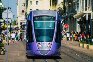 Reims France 06 Ağustos 2020 Yolcular için modern bir elektrikli tramvay görüntüsü ve Fransa 'nın Grand Est bölgesinde bir şehir olan Reims toplu taşıma sisteminin bir parçası