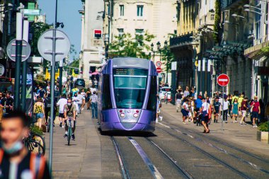 Reims France 06 Ağustos 2020 Yolcular için modern bir elektrikli tramvay görüntüsü ve Fransa 'nın Grand Est bölgesinde bir şehir olan Reims toplu taşıma sisteminin bir parçası