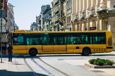 Reims France 06 Ağustos 2020 Yolcular için geleneksel bir şehir otobüsü görüntüsü ve Fransa 'nın Grand Est bölgesinde bir şehir olan Reims toplu taşıma sisteminin bir parçası