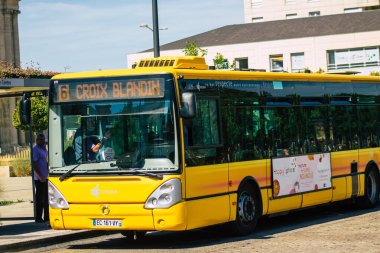 Reims France 06 Ağustos 2020 Yolcular için geleneksel bir şehir otobüsü görüntüsü ve Fransa 'nın Grand Est bölgesinde bir şehir olan Reims toplu taşıma sisteminin bir parçası