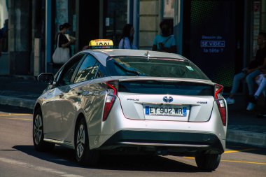 Reims, Fransa 6 Ağustos 2020 'de Fransa' nın Grand Est bölgesinde tarihi caddelerden geçen ve Avrupa 'nın en eski şehirlerinden biri olan Reims' in geleneksel bir taksisine bakmaktadır.