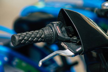 Reims Fransa 06 Ağustos 2020 erişilebilir bisiklet görüntüsü kısa süreler için kiralanır, genellikle tarihsel caddede ve Reims toplu taşıma sisteminin bir parçası olarak birkaç saat için park