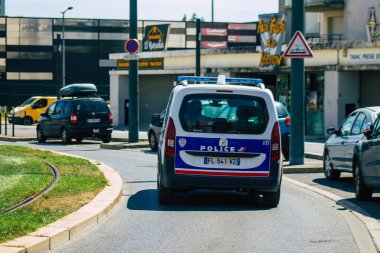 Fransa 6 Ağustos 2020 'de, Fransa' nın Grand Est bölgesinde tarihi bir şehir olan ve Avrupa 'nın en eskilerinden biri olan Reims' in tarihi sokaklarından geçen geleneksel bir Fransız polis arabasına bakıyor.