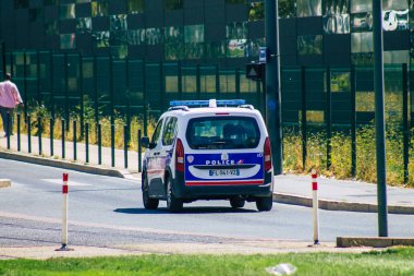 Fransa 6 Ağustos 2020 'de, Fransa' nın Grand Est bölgesinde tarihi bir şehir olan ve Avrupa 'nın en eskilerinden biri olan Reims' in tarihi sokaklarından geçen geleneksel bir Fransız polis arabasına bakıyor.