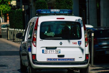 Fransa 6 Ağustos 2020 'de, Fransa' nın Grand Est bölgesinde tarihi bir şehir olan ve Avrupa 'nın en eskilerinden biri olan Reims' in tarihi sokaklarından geçen geleneksel bir Fransız polis arabasına bakıyor.