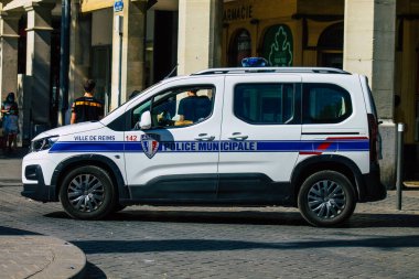 Fransa 6 Ağustos 2020 'de, Fransa' nın Grand Est bölgesinde tarihi bir şehir olan ve Avrupa 'nın en eskilerinden biri olan Reims' in tarihi sokaklarından geçen geleneksel bir Fransız polis arabasına bakıyor.