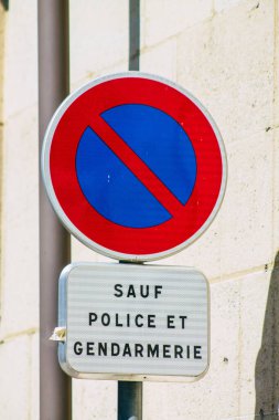 Reims şehir merkezindeki karayolu kullanıcısına bilgi sağlamak için yolların kenarına ya da yukarısına dikilmiş sokak levhası ya da yol tabelasının görüntüsü, Fransa 6 Ağustos 2020