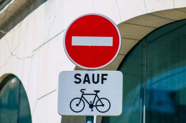 Reims şehir merkezindeki karayolu kullanıcısına bilgi sağlamak için yolların kenarına ya da yukarısına dikilmiş sokak levhası ya da yol tabelasının görüntüsü, Fransa 6 Ağustos 2020