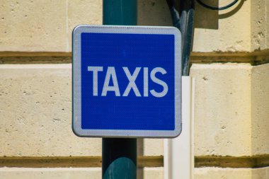 Reims şehir merkezindeki karayolu kullanıcısına bilgi sağlamak için yolların kenarına ya da yukarısına dikilmiş sokak levhası ya da yol tabelasının görüntüsü, Fransa 6 Ağustos 2020