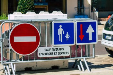 Reims şehir merkezindeki karayolu kullanıcısına bilgi sağlamak için yolların kenarına ya da yukarısına dikilmiş sokak levhası ya da yol tabelasının görüntüsü, Fransa 6 Ağustos 2020