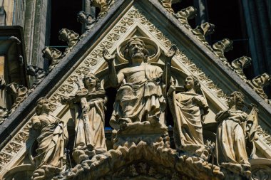 Reims France 06 Ağustos 2020 Roma Katolik Notre Dame de Reims Katedrali dış cephe görüntüsü, Fransa 'nın Grand Est bölgesinde bir şehir ve Avrupa' nın en eskilerindendir.