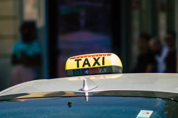 Reims France Sierpień 2020 Widok Tradycyjnej Taksówki Dla Pasażerów Jadących — Zdjęcie stockowe