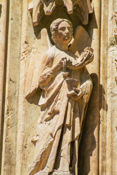 ランス フランス2020年8月6日ローマ カトリックのノートルダム大聖堂の外観を見るフランスのグランド イースト地域にある大聖堂で ヨーロッパで最も古いものの1つです — ストック写真