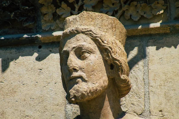 Reims France 06 Ağustos 2020 Roma Katolik Notre Dame de Reims Katedrali dış cephe görüntüsü, Fransa 'nın Grand Est bölgesinde bir şehir ve Avrupa' nın en eskilerindendir.