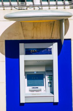 Reims, Fransa 6 Ağustos 2020 'de, Fransa' nın Grand Est bölgesinde yer alan ve Avrupa 'nın en eski bankamatiklerinden biri olan Reims' in tarihi sokaklarında yer alan bir ATM 'ye bakmaktadır.