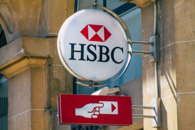 Reims, Fransa 6 Ağustos 2020 'de, Fransa' nın Grand Est bölgesinde yer alan ve Avrupa 'nın en eski bankamatiklerinden biri olan Reims' in tarihi sokaklarında yer alan bir ATM 'ye bakmaktadır.