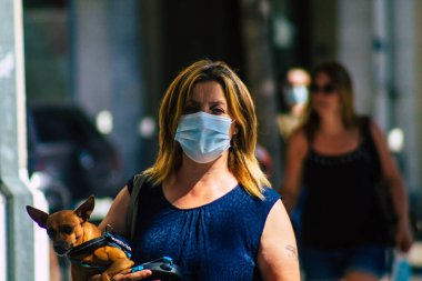 Reims, Fransa 6 Ağustos 2020 'de, Fransa' nın Büyük Doğu bölgesindeki bir şehir olan Reims sokaklarında yürüyen koronavirüsten kendilerini korumak için maske takan kimliği belirsiz yayalara bakmaktadır.