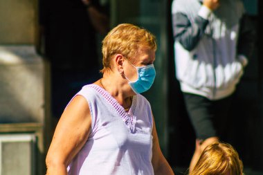 Reims, Fransa 6 Ağustos 2020 'de, Fransa' nın Büyük Doğu bölgesindeki bir şehir olan Reims sokaklarında yürüyen koronavirüsten kendilerini korumak için maske takan kimliği belirsiz yayalara bakmaktadır.