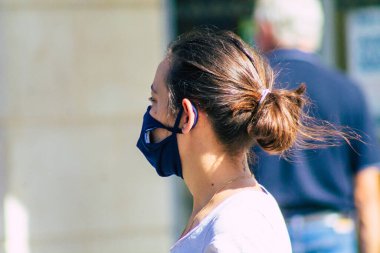Reims, Fransa 6 Ağustos 2020 'de, Fransa' nın Büyük Doğu bölgesindeki bir şehir olan Reims sokaklarında yürüyen koronavirüsten kendilerini korumak için maske takan kimliği belirsiz yayalara bakmaktadır.