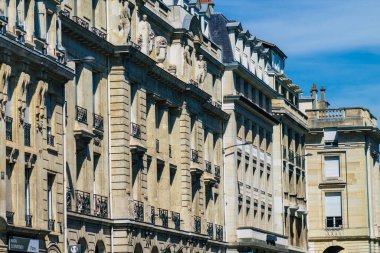 Reims 'de bulunan tarihi bir binanın ön cephesi, Fransa' nın Grand Est bölgesindeki bir şehir ve Avrupa 'nın en eskilerindendir.
