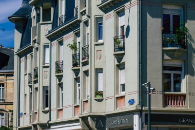 Reims 'de bulunan tarihi bir binanın ön cephesi, Fransa' nın Grand Est bölgesindeki bir şehir ve Avrupa 'nın en eskilerindendir.