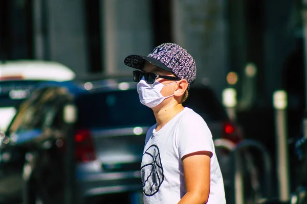 Reims France Augustus 2020 Zicht Ongeïdentificeerde Voetgangers Met Een Gezichtsmasker — Stockfoto