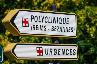 Reims şehir merkezindeki karayolu kullanıcısına bilgi sağlamak için yolların kenarına ya da yukarısına dikilmiş sokak levhası ya da yol tabelasının 13 Ağustos 2020 'de Fransa' da görülmesi