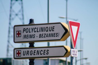 Reims şehir merkezindeki karayolu kullanıcısına bilgi sağlamak için yolların kenarına ya da yukarısına dikilmiş sokak levhası ya da yol tabelasının 13 Ağustos 2020 'de Fransa' da görülmesi