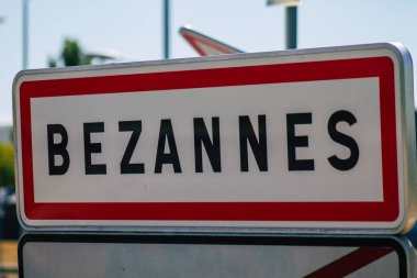 Reims şehir merkezindeki karayolu kullanıcısına bilgi sağlamak için yolların kenarına ya da yukarısına dikilmiş sokak levhası ya da yol tabelasının 13 Ağustos 2020 'de Fransa' da görülmesi