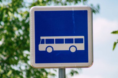 Reims şehir merkezindeki karayolu kullanıcısına bilgi sağlamak için yolların kenarına ya da yukarısına dikilmiş sokak levhası ya da yol tabelasının 13 Ağustos 2020 'de Fransa' da görülmesi