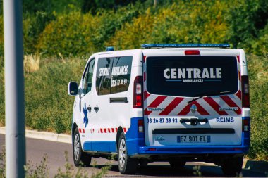 Reims 'in tarihi sokaklarından geçen geleneksel bir ambulansın 13 Ağustos 2020' de Fransa 'nın Grand Est bölgesinde ve Avrupa' nın en eskilerinden biri olan Reims şehrinde görülmesi.