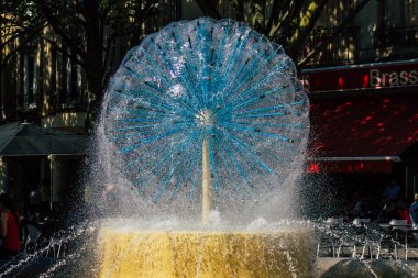 13 Ağustos 2020 'de, Fransa' nın Grand Est bölgesinde yer alan ve Avrupa 'nın en eskilerinden biri olan Reims şehir merkezindeki bir fıskiyenin görüntüsünü aldı.