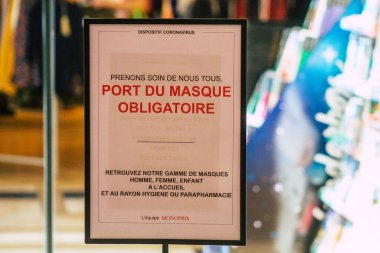 Reims 'in girişindeki Coronavirüs' ten korunmak için 13 Ağustos 2020 'de Fransa' nın Büyük Doğu Bölgesi 'nde bir şehir olan Reims' de bir bilgi afişine bakınız.