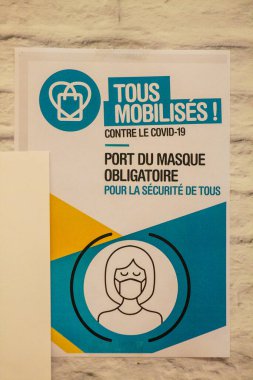 Reims 'in girişindeki Coronavirüs' ten korunmak için 13 Ağustos 2020 'de Fransa' nın Büyük Doğu Bölgesi 'nde bir şehir olan Reims' de bir bilgi afişine bakınız.