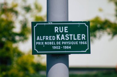 Reims 'in tarihi caddelerinde, 13 Ağustos 2020' de Fransa 'da bir cadde ya da yola bakılarak verilen isim, genellikle adreslerin bir kısmını oluşturur.