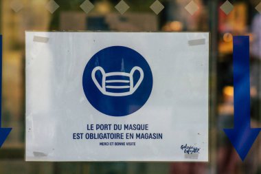 Reims 'in girişindeki Coronavirüs' ten korunmak için Fransa 'yı 15 Ağustos 2020' de gösteriyor. Fransa 'nın Grand Est bölgesinde bir şehir.