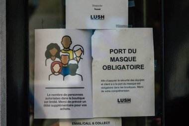 Reims 'in girişindeki Coronavirüs' ten korunmak için Fransa 'yı 15 Ağustos 2020' de gösteriyor. Fransa 'nın Grand Est bölgesinde bir şehir.