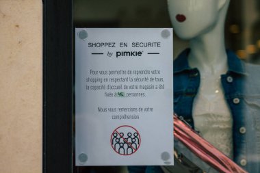 Reims 'in girişindeki Coronavirüs' ten korunmak için Fransa 'yı 15 Ağustos 2020' de gösteriyor. Fransa 'nın Grand Est bölgesinde bir şehir.